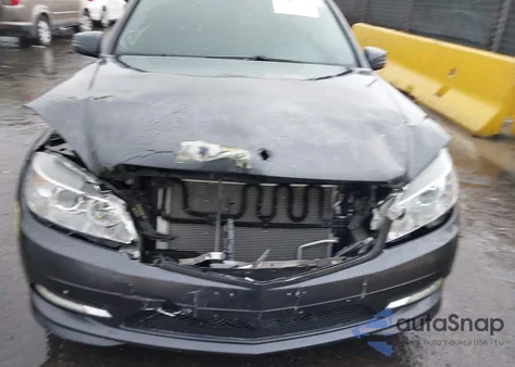 2011 Mercedes-Benz C 300 Sport z USA, uszkodzony, nr VIN WDDGF5EBXBR137150